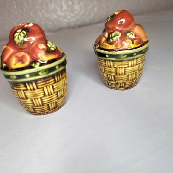 VTG Apple Salt & Pepper Basket Fall Harvest - Picture 2 of 5
